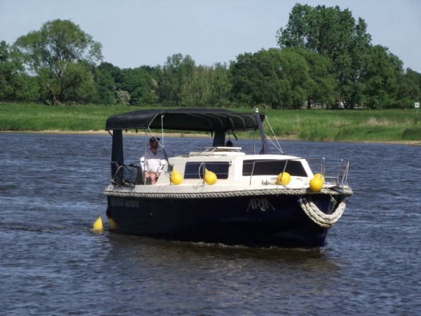 Motorjacht Aria schippert auf der Elbe