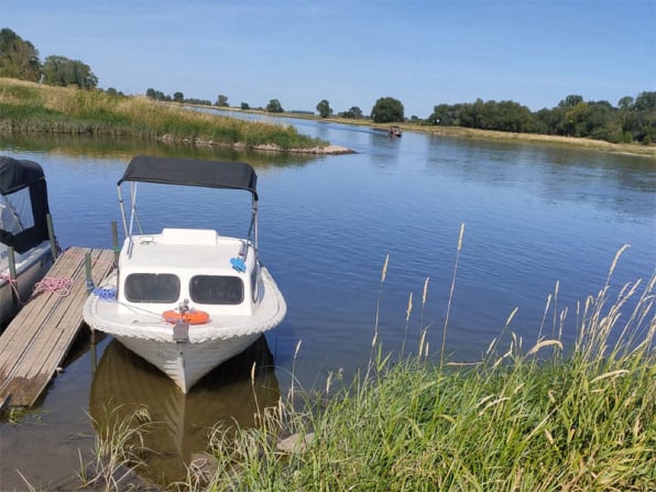 Wanderboot Poel liegt am Steg in Heinrichsberg Elbe