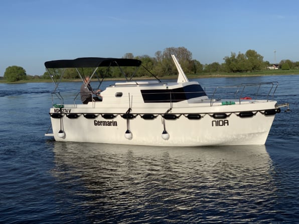 Motoryacht Nida unterwegs auf der Elbe